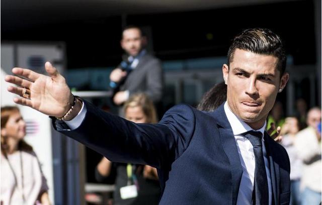 双丰收时刻，雄鹿力克湖人，字母哥获詹姆斯特别礼物致敬